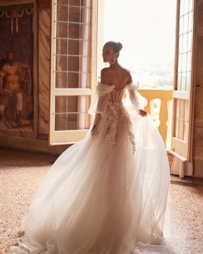 DAMA Couture Brautkleider - Brautmode Rodgau - Say Jess Dein Brautladen für exklusive Brautmode und Accessoires - Handgefertige polnische Brautmode A-Linie mit Carmen Träger und Lingerie Corsage