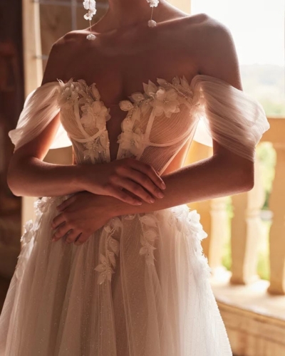 DAMA Couture Brautkleider - Brautmode Rodgau - Say Jess Dein Brautladen für exklusive Brautmode und Accessoires - Handgefertige polnische Brautmode A-Linie mit Carmen Träger und Lingerie Corsage