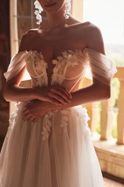 DAMA Couture Brautkleider - Brautmode Rodgau - Say Jess Dein Brautladen für exklusive Brautmode und Accessoires - Handgefertige polnische Brautmode A-Linie mit Carmen Träger und Lingerie Corsage