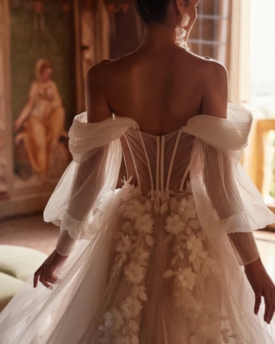 DAMA Couture Brautkleider - Brautmode Rodgau - Say Jess Dein Brautladen für exklusive Brautmode und Accessoires - Handgefertige polnische Brautmode A-Linie mit Carmen Träger und Lingerie Corsage