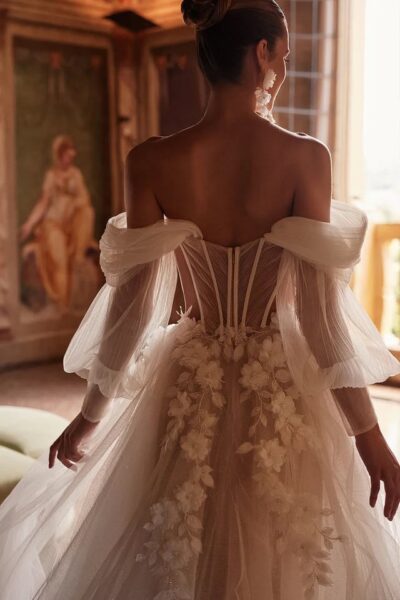 DAMA Couture Brautkleider - Brautmode Rodgau - Say Jess Dein Brautladen für exklusive Brautmode und Accessoires - Handgefertige polnische Brautmode A-Linie mit Carmen Träger und Lingerie Corsage