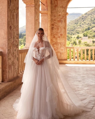 DAMA Couture Brautkleider - Brautmode Rodgau - Say Jess Dein Brautladen für exklusive Brautmode und Accessoires - Handgefertige polnische Brautmode A-Linie mit Carmen Träger und Lingerie Corsage