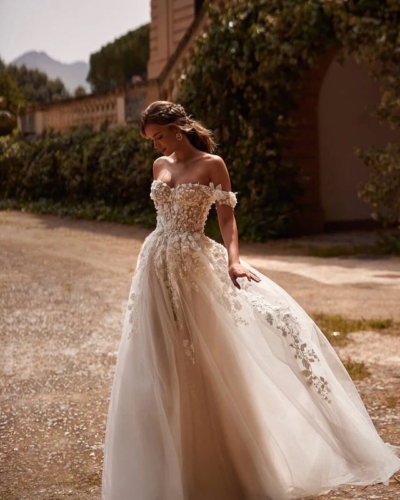 DAMA Couture Brautkleider - Brautmode Rodgau - Say Jess Dein Brautladen für exklusive Brautmode und Accessoires - Handgefertige polnische Brautmode A-Linie mit Carmen Träger