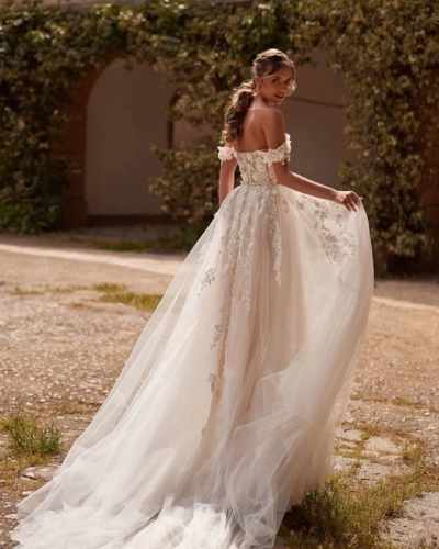 DAMA Couture Brautkleider - Brautmode Rodgau - Say Jess Dein Brautladen für exklusive Brautmode und Accessoires - Handgefertige polnische Brautmode A-Linie mit Carmen Träger