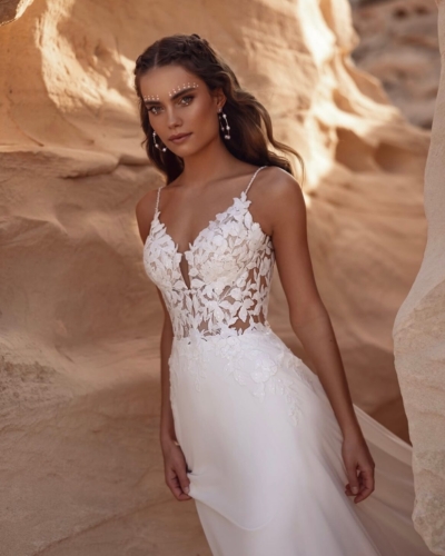 DAMA Couture Brautkleider - Brautmode Rodgau - Say Jess Dein Brautladen für exklusive Brautmode und Accessoires - Handgefertige polnische Brautmode Chiffon Kleid mit Spitze