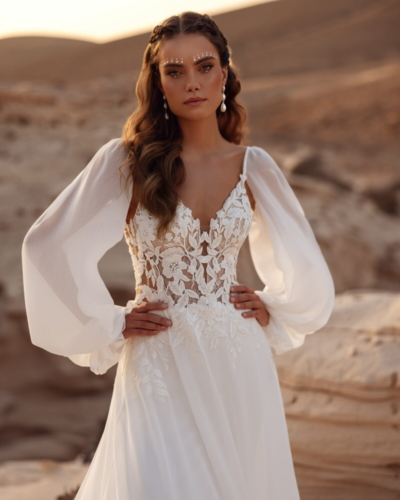 DAMA Couture Brautkleider - Brautmode Rodgau - Say Jess Dein Brautladen für exklusive Brautmode und Accessoires - Handgefertige polnische Brautmode Chiffon Kleid mit Blätterspitze und Ärmeln