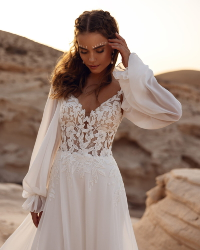 DAMA Couture Brautkleider - Brautmode Rodgau - Say Jess Dein Brautladen für exklusive Brautmode und Accessoires - Handgefertige polnische Brautmode Chiffon Kleid mit Blätterspitze und Ärmeln