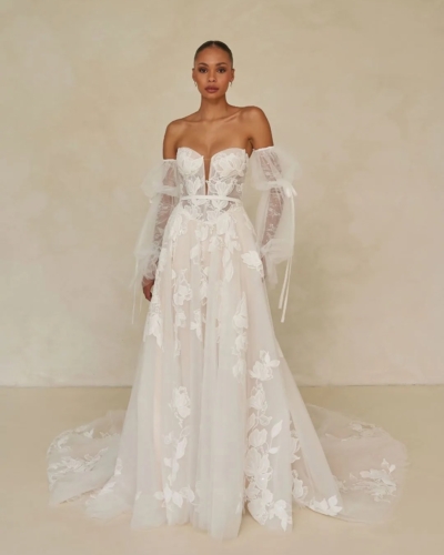 Madi Lane Brautkleider - Brautmode Rodgau - Say Jess Dein Brautladen für exklusive Brautmode und Accessoires für Frankfurt a.M., Aschaffenburg, Wiesbaden, Offenbach, Mainz, Darmstadt, Hanau, Heidelberg Australische Brautkleider A-Linie mit Blüten und Ärmeln