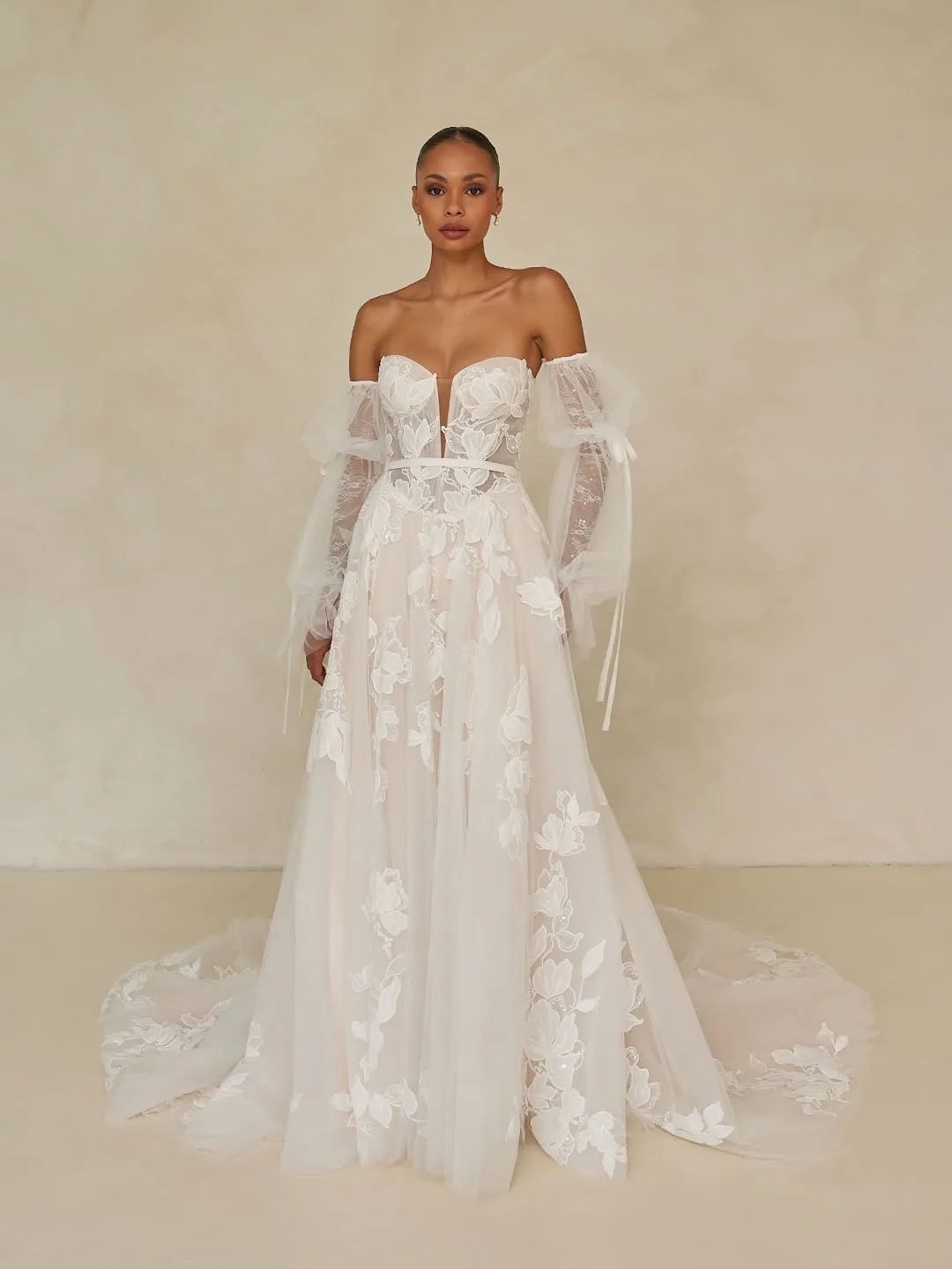 Madi Lane Brautkleider - Brautmode Rodgau - Say Jess Dein Brautladen für exklusive Brautmode und Accessoires für Frankfurt a.M., Aschaffenburg, Wiesbaden, Offenbach, Mainz, Darmstadt, Hanau, Heidelberg Australische Brautkleider A-Linie mit Blüten und Ärmeln