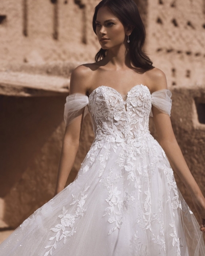 Luxus-Hochzeitskleider – Enzoani Brautkleider bei Say Jess Dein Brautladen für exclusive Brautmode und Accessoires- Amerikanisches Hochzeitskleid A-Linie Blüten Carmen Träger Front