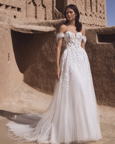 Luxus-Hochzeitskleider – Enzoani Brautkleider bei Say Jess Dein Brautladen für exclusive Brautmode und Accessoires- Amerikanisches Hochzeitskleid A-Linie Blüten Front Seite