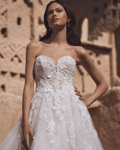 Luxus-Hochzeitskleider – Enzoani Brautkleider bei Say Jess Dein Brautladen für exclusive Brautmode und Accessoires- Amerikanisches Hochzeitskleid A-Linie Blüten Herzausschnitt Front