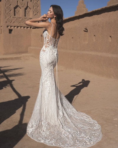 Luxus-Hochzeitskleider – Enzoani Brautkleider bei Say Jess Dein Brautladen für exclusive Brautmode und Accessoires- Amerikanisches Hochzeitskleid Fit & Flare Korsage Glitzer Rücken seitlich