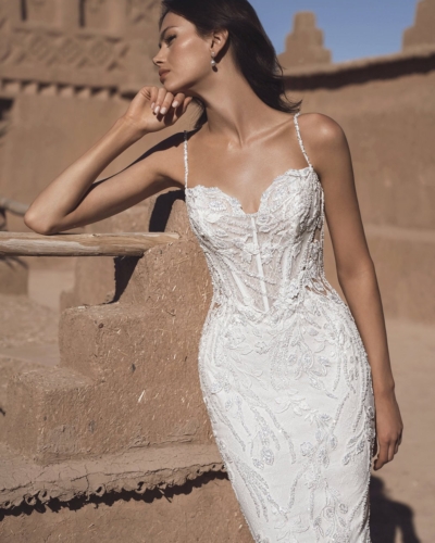 Luxus-Hochzeitskleider – Enzoani Brautkleider bei Say Jess Dein Brautladen für exclusive Brautmode und Accessoires- Amerikanisches Hochzeitskleid Fit & Flare Korsage Glitzer Front seitlich