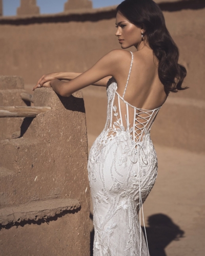 Luxus-Hochzeitskleider – Enzoani Brautkleider bei Say Jess Dein Brautladen für exclusive Brautmode und Accessoires- Amerikanisches Hochzeitskleid Fit & Flare Corsage Rücken