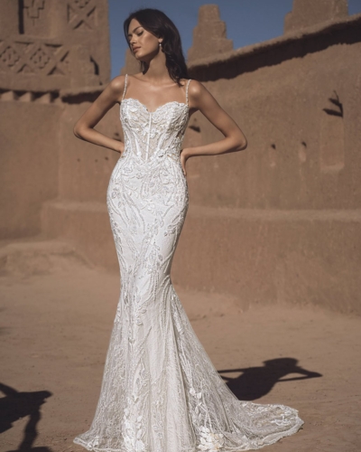 Luxus-Hochzeitskleider – Enzoani Brautkleider bei Say Jess Dein Brautladen für exclusive Brautmode und Accessoires- Amerikanisches Hochzeitskleid Fit & Flare Herzausschnitt Front Seite