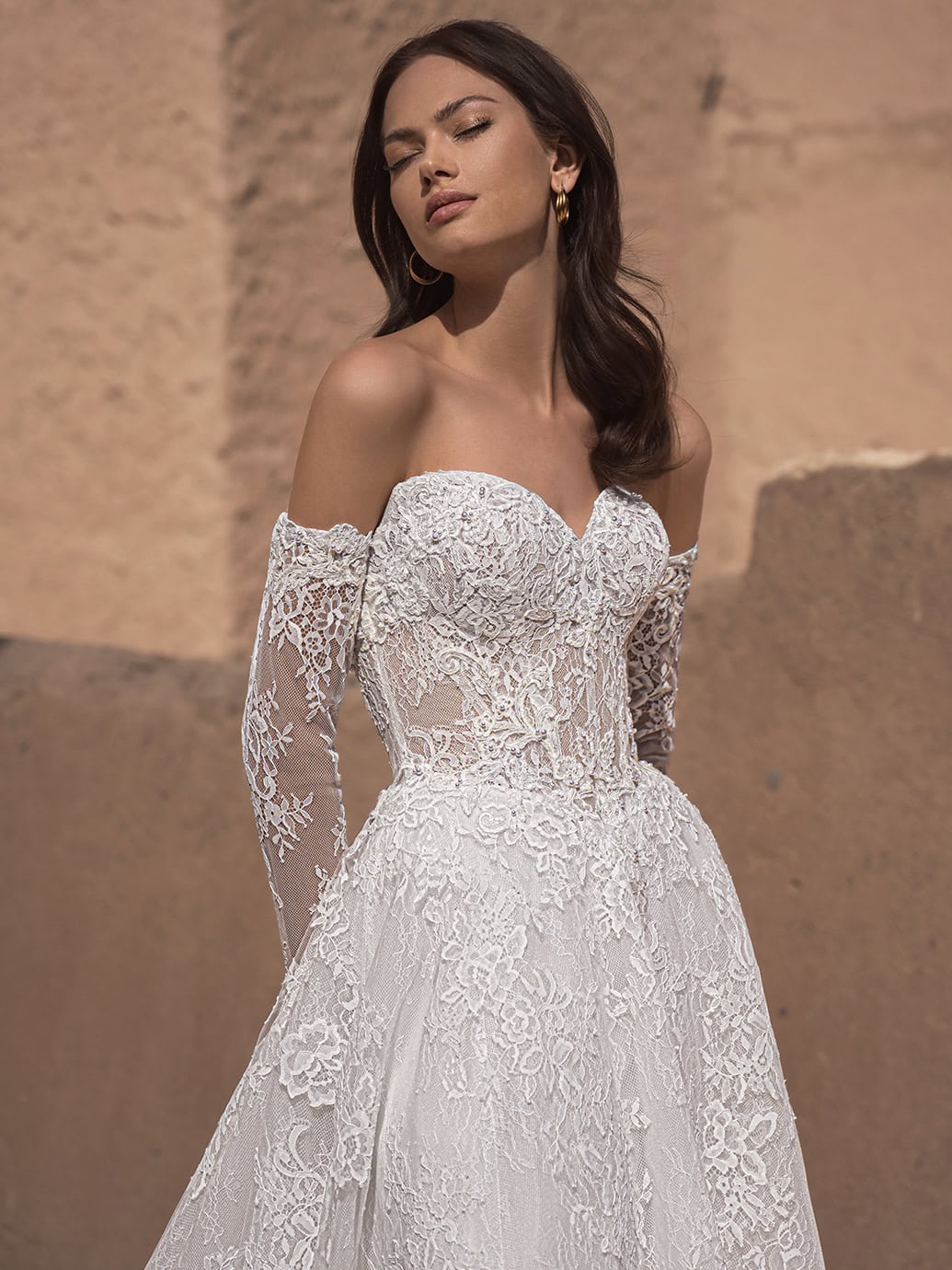 Luxus-Hochzeitskleider – Enzoani Brautkleider bei Say Jess Dein Brautladen für exclusive Brautmode und Accessoires- Amerikanisches Hochzeitskleid A-Linie, Herzausschnitt und Ärmel Front Seite