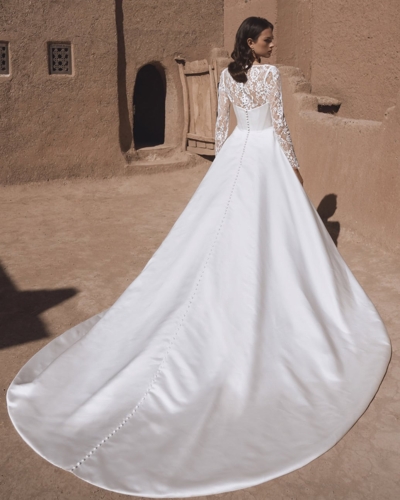 Luxus-Hochzeitskleider – Enzoani Brautkleider bei Say Jess Dein Brautladen für exclusive Brautmode und Accessoires- Amerikanisches Hochzeitskleid A-Linie glänzend Rücken