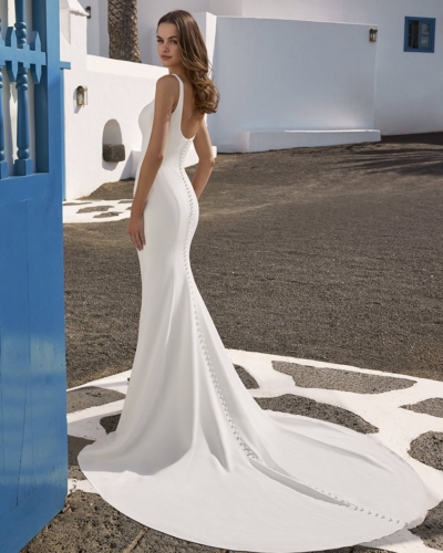 Luxus-Hochzeitskleider – Enzoani Brautkleider bei Say Jess Dein Brautladen für exclusive Brautmode und Accessoires- Amerikanisches Hochzeitskleid Fit & Flare clean Knopfleiste