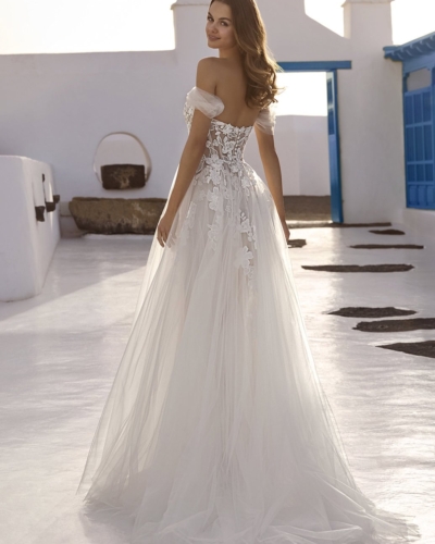 Luxus-Hochzeitskleider – Enzoani Brautkleider bei Say Jess Dein Brautladen für exclusive Brautmode und Accessoires- Amerikanisches Hochzeitskleid A-Linie mit Blüten Corsage