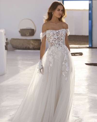 Luxus-Hochzeitskleider – Enzoani Brautkleider bei Say Jess Dein Brautladen für exclusive Brautmode und Accessoires- Amerikanisches Hochzeitskleid A-Linie Softtüll, Carmen Träger und Blüten