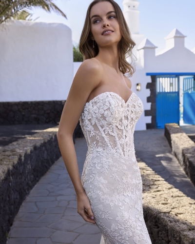 Luxus-Hochzeitskleider – Enzoani Brautkleider bei Say Jess Dein Brautladen für exclusive Brautmode und Accessoires- Amerikanisches Hochzeitskleid Fit & Flare, Blüten und Herzcorsage