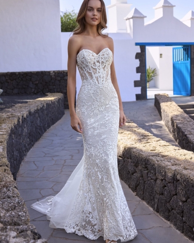 Luxus-Hochzeitskleider – Enzoani Brautkleider bei Say Jess Dein Brautladen für exclusive Brautmode und Accessoires- Amerikanisches Hochzeitskleid Fit & Flare, Blüten und Herzcorsage