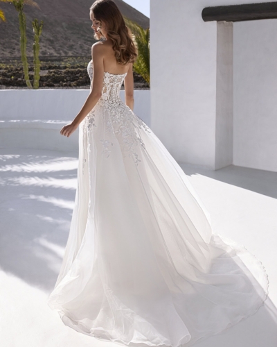 Luxus-Hochzeitskleider – Enzoani Brautkleider bei Say Jess Dein Brautladen für exclusive Brautmode und Accessoires- Amerikanisches Hochzeitskleid A-Linie Softtüll Blüten und Herzausschnitt