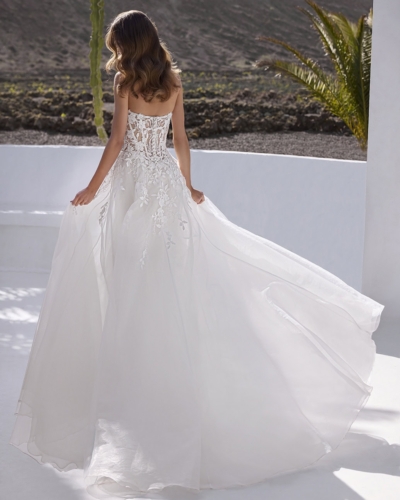 Luxus-Hochzeitskleider – Enzoani Brautkleider bei Say Jess Dein Brautladen für exclusive Brautmode und Accessoires- Amerikanisches Hochzeitskleid A-Linie Softtüll Blüten und Herzausschnitt