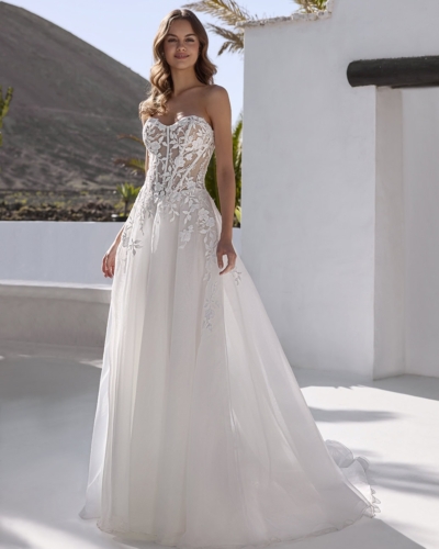 Luxus-Hochzeitskleider – Enzoani Brautkleider bei Say Jess Dein Brautladen für exclusive Brautmode und Accessoires- Amerikanisches Hochzeitskleid A-Linie Softtüll Blüten und Herzausschnitt