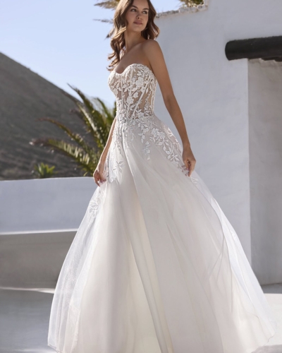 Luxus-Hochzeitskleider – Enzoani Brautkleider bei Say Jess Dein Brautladen für exclusive Brautmode und Accessoires- Amerikanisches Hochzeitskleid A-Linie Softtüll Blüten und Herzausschnitt