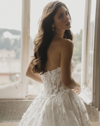 Luxus-Hochzeitskleider – Enzoani Brautkleider bei Say Jess Dein Brautladen für exclusive Brautmode und Accessoires- Amerikanisches Hochzeitskleid A-Linie Blüten Rücken