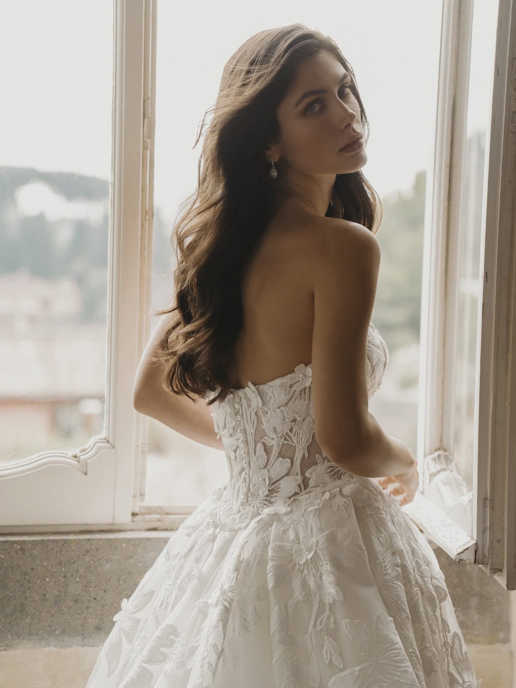 Luxus-Hochzeitskleider – Enzoani Brautkleider bei Say Jess Dein Brautladen für exclusive Brautmode und Accessoires- Amerikanisches Hochzeitskleid A-Linie Blüten Rücken