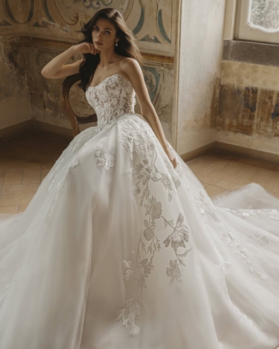 Luxus-Hochzeitskleider – Enzoani Brautkleider bei Say Jess Dein Brautladen für exclusive Brautmode und Accessoires- Amerikanisches Hochzeitskleid A-Linie Blüten Front Seite