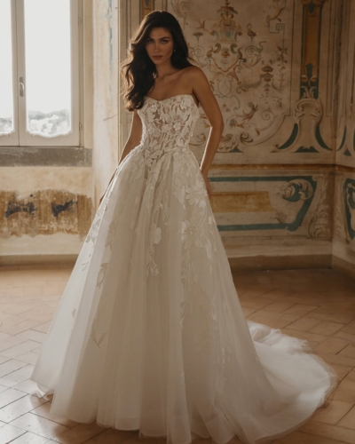 Luxus-Hochzeitskleider – Enzoani Brautkleider bei Say Jess Dein Brautladen für exclusive Brautmode und Accessoires- Amerikanisches Hochzeitskleid A-Linie Blüten Front