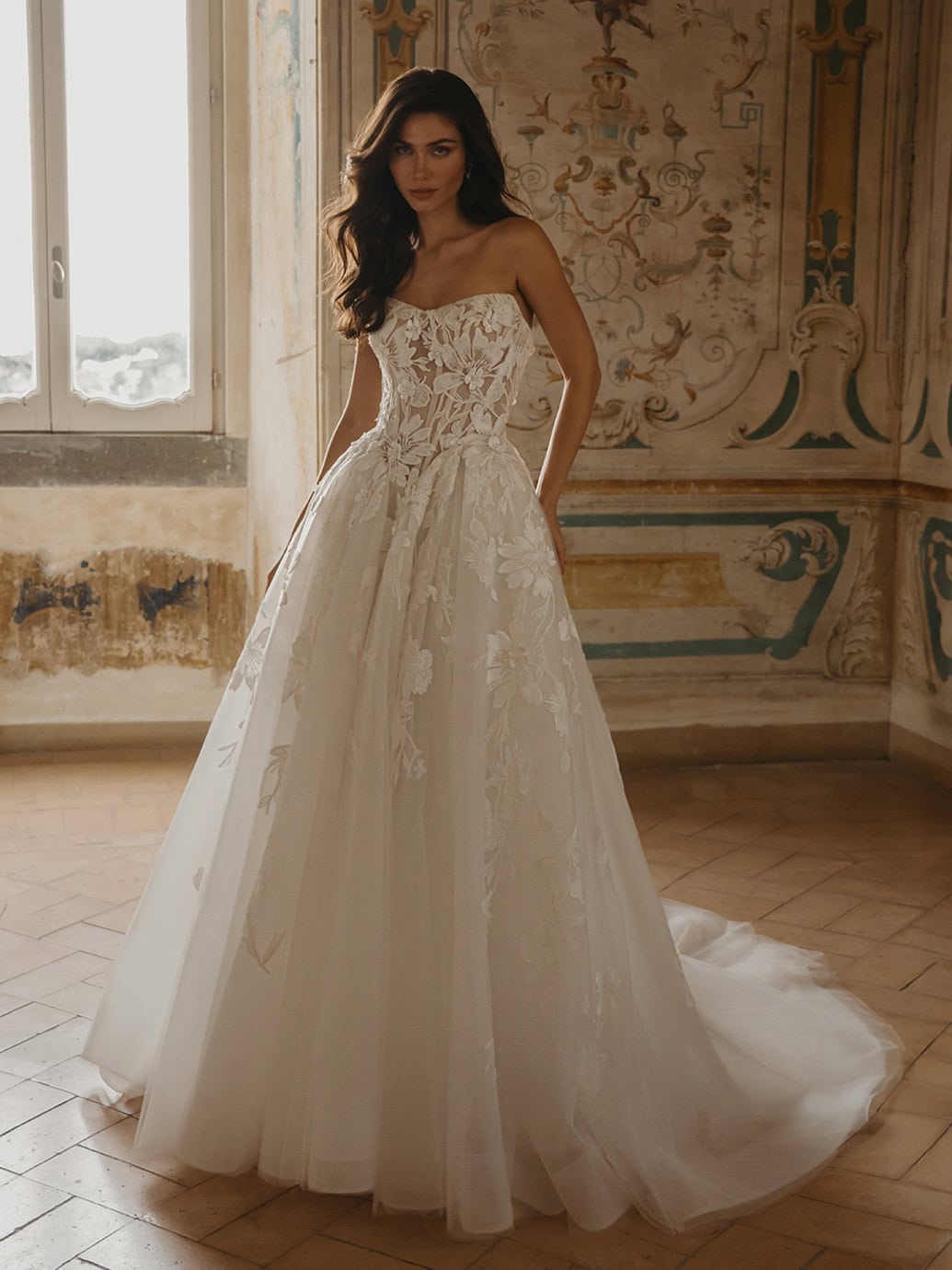 Luxus-Hochzeitskleider – Enzoani Brautkleider bei Say Jess Dein Brautladen für exclusive Brautmode und Accessoires- Amerikanisches Hochzeitskleid A-Linie Blüten Front