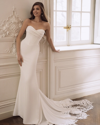 Luxus-Hochzeitskleider – Enzoani Brautkleider bei Say Jess Dein Brautladen für exclusive Brautmode und Accessoires- Amerikanisches Hochzeitskleid Fit & Flare clean Spitze Schleppe seitlich