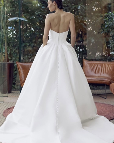 Luxus-Hochzeitskleider – Enzoani Brautkleider bei Say Jess Dein Brautladen für exclusive Brautmode und Accessoires- Amerikanisches Hochzeitskleid A-Linie clean Rücken