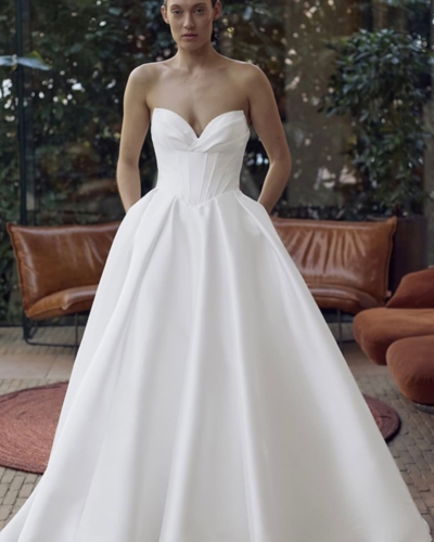 Luxus-Hochzeitskleider – Enzoani Brautkleider bei Say Jess Dein Brautladen für exclusive Brautmode und Accessoires- Amerikanisches Hochzeitskleid A-Linie clean Taschen