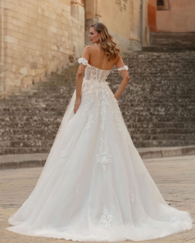 Belgische Brautmode von Jarice - Brautmode Rodgau - Say Jess Dein Brautladen für exklusive Brautmode und Accessoires A-Linie, Carmen Träger und Corsage