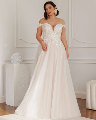 Belgische Brautmode von Jarice - Brautmode Rodgau - Say Jess Dein Brautladen für exklusive Brautmode und Accessoires A-Linie Carmen Träger curvy