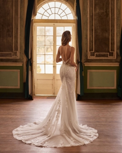 Alberto Palatchi Brautkleider - Brautmode Rodgau - Say Jess Dein Brautladen für exklusive Brautmode und Accessoires - Spanische Hochzeitsmode Fit & Flate mit Blütenspitze