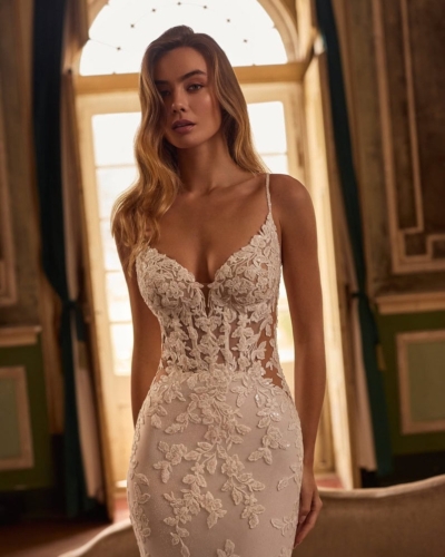 Alberto Palatchi Brautkleider - Brautmode Rodgau - Say Jess Dein Brautladen für exklusive Brautmode und Accessoires - Spanische Hochzeitsmode Fit & Flate mit Blütenspitze