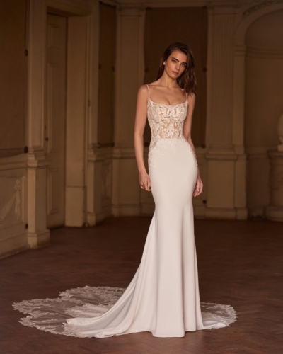 Alberto Palatchi Brautkleider - Brautmode Rodgau - Say Jess Dein Brautladen für exklusive Brautmode und Accessoires - Spanische Hochzeitsmode Fit & Flate mit geradem Ausschnitt und Blütenspitze