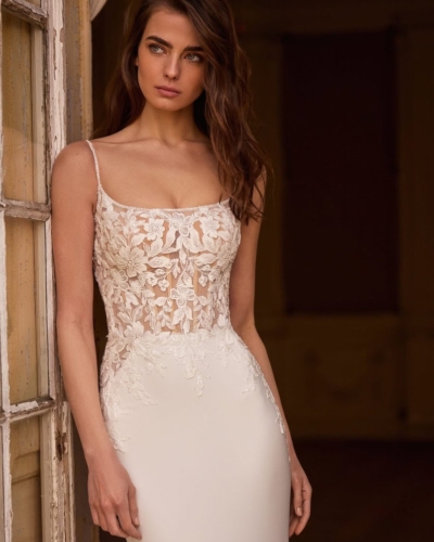 Alberto Palatchi Brautkleider - Brautmode Rodgau - Say Jess Dein Brautladen für exklusive Brautmode und Accessoires - Spanische Hochzeitsmode Fit & Flate mit geradem Ausschnitt und Blütenspitze