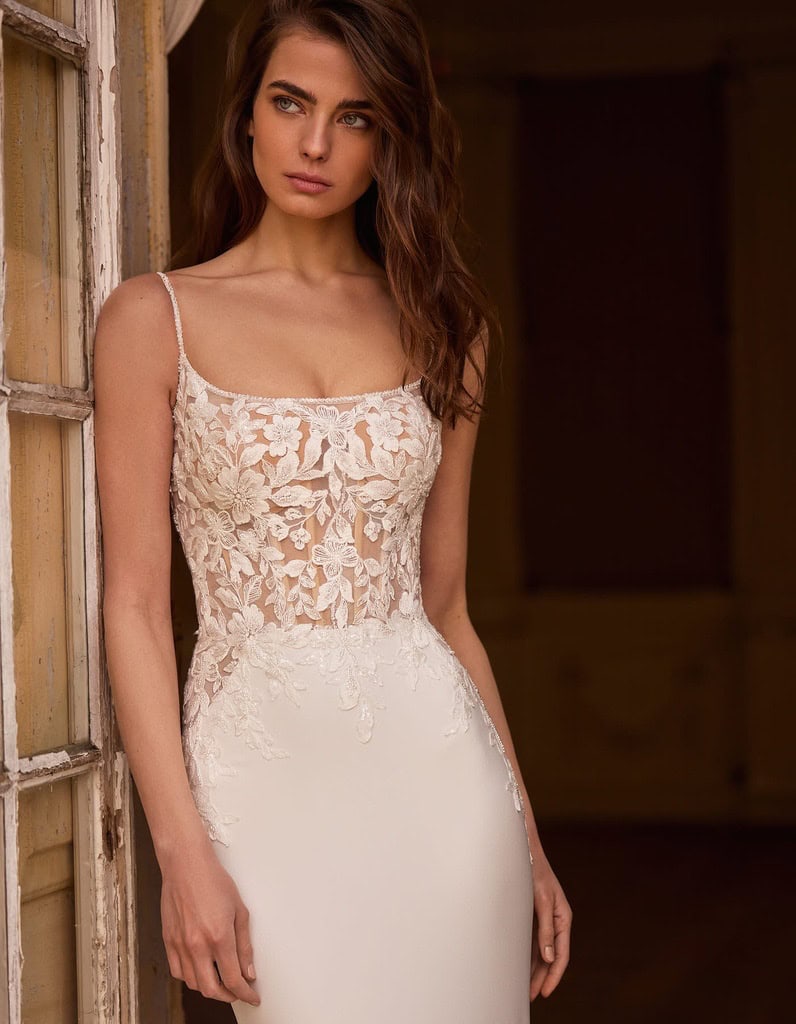 Alberto Palatchi Brautkleider - Brautmode Rodgau - Say Jess Dein Brautladen für exklusive Brautmode und Accessoires - Spanische Hochzeitsmode Fit & Flate mit geradem Ausschnitt und Blütenspitze