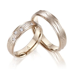 Trauringe Frankfurt, Wiesbaden, Mainz, Darmstadt, Offenbach, Hanau, Aschaffenburg, Heidelberg und Rodgau – bei Say Jess findest Du Verlobungsringe und Eheringe, die nicht von der Stange sind, sondern zu Euch passen.