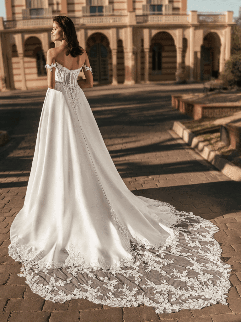 Say Jess Enzoani Hochzeitskleider 2027 – 27_Blue_Web_UDELL_Bac