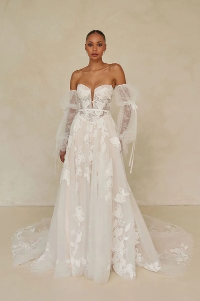 Madi Lane Brautkleider - Brautmode Rodgau - Say Jess Dein Brautladen für exklusive Brautmode und Accessoires für Frankfurt a.M., Aschaffenburg, Wiesbaden, Offenbach, Mainz, Darmstadt, Hanau, Heidelberg Australische Brautkleider A-Linie mit Blüten und Ärmeln