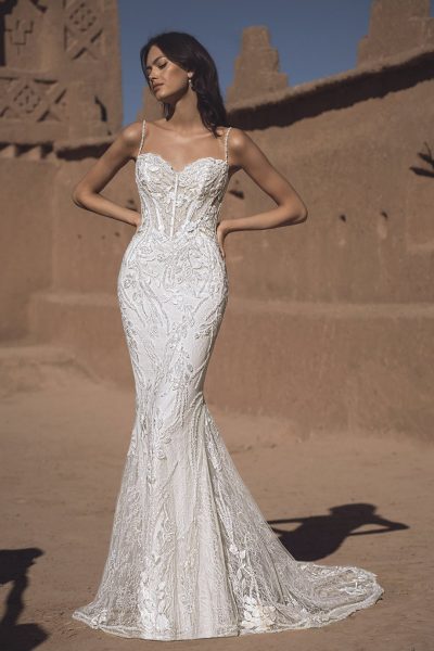 Luxus-Hochzeitskleider – Enzoani Brautkleider bei Say Jess Dein Brautladen für exclusive Brautmode und Accessoires- Amerikanisches Hochzeitskleid Fit & Flare Herzausschnitt Front Seite